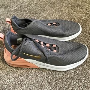 Women’s Nike air max’s motion 2